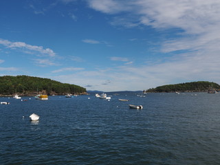 Fototapeta na wymiar Bar Island und Stepp Porcupine Island bei blauem Himmel, Maine