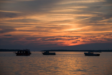 Fototapeta na wymiar Sonnenuntergang, Meer, Istrien, Fazana, Boote, blau, rot, Wolken, Stimmung, 