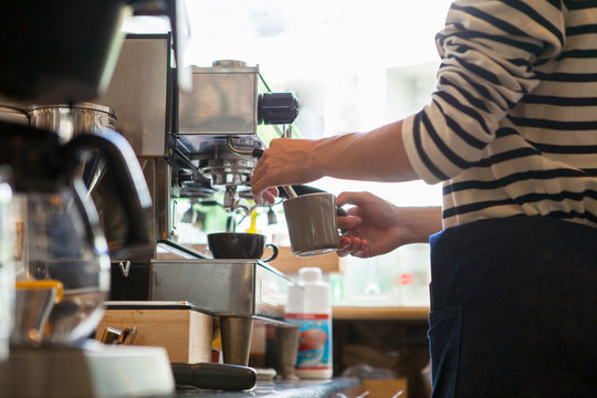 コーヒーをいれる手元