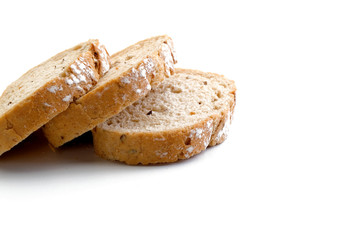 Tres rebanadas cortadas de un pan artesano sobre un fondo blanco