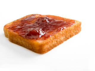 Rebanada de pan tostado con mermelada de fresa