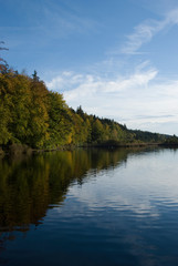 Fototapeta na wymiar Moorsee, Weiher, Herbst, Wasser, See, Himmel, blau, weiss