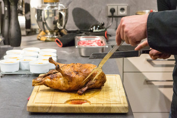 Ente zum verarbeiten vorbereiten in der Küche 