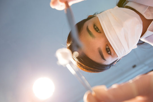 マスクをした30代女性歯医者