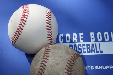 野球のボールとスコアブック