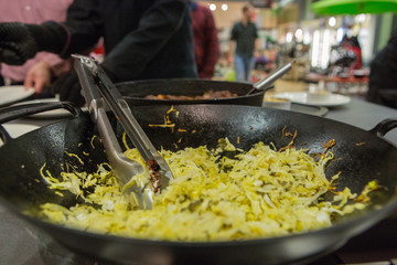 Pfanne mit Beilagen zum Grillen