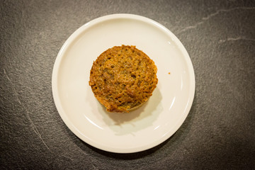 Kürbis Muffin von oben auf weißem Teller  