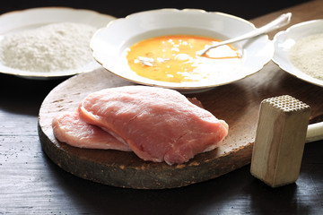 Schnitzel panieren