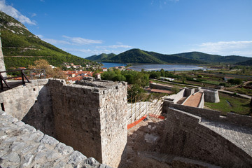 Ston, Festungsanlage mit Blick auf die Stadt und das Meer