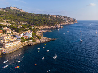 Naklejka premium Luftaufnahme, Spanien, Balearen, Mallorca, Region Andratx, Sant Elm bzw Sam Telmo, Küste und Naturhafen