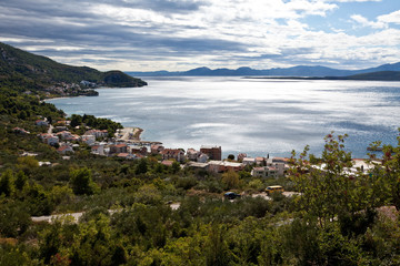 Fototapeta na wymiar Malerische Küstenlandschaft an der Adria auf der Halbinsel Peljesac, kroatien