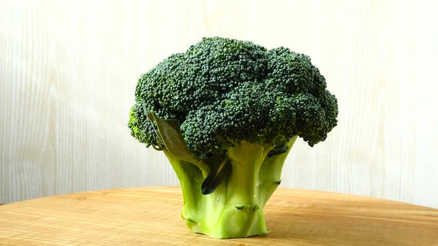 	Shooting of broccoli in the movement.	Cuttig board.