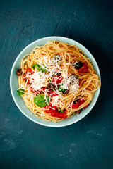 spagetti mit tomaten auf blauen untergrund