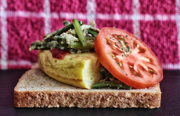 SANDWICH DE TORTILLA ESPAÑOLA CON AJETES Y TOMATE