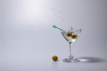 Foto op Plexiglas Splashing Martini cocktail liquor drink with the pickled olive © phichak