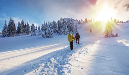Crédence de cuisine en verre imprimé Sports dhiver Randonnée hivernale. Les touristes font de la randonnée dans les montagnes enneigées.