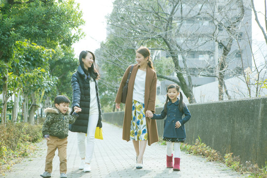 散歩をする2組の家族