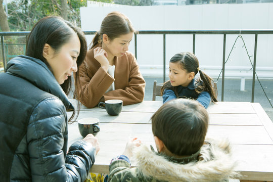 テラス席に座る親子2組