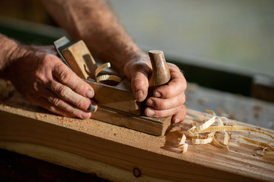 wo gehobelt wird, da fallen Sp&auml;ne, alte Schreinerh&auml;nde arbeiten mit Handhobel