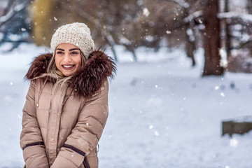 Fototapeta premium winter holidays, Christmas and people concept – Smiling woman in a winter snow day.