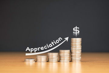 STACKED US QUARTER COINS ON WOODEN TABLE WITH WHITE ILLUSTRATION SHOWS APPRECIATION IN US DOLLAR VALUE / FINANCIAL CONCEPT