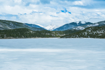 BEAUTIFUL VIEW OF DILLON RESERVOIR AND ROCKY MOUNTAINS IN BRIGHT DAY IN LATE WINTER / COLORADO / USA