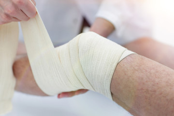 Obraz premium closeup. doctor bandaging a patient's leg