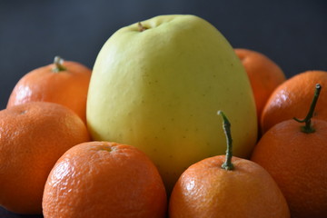girotondo di frutta su tavolo nero