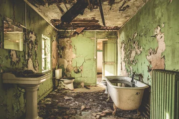 Selbstklebende Fototapete Alte verlassene Gebäude URBEX - Verzögertes Badezimmer