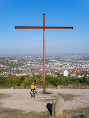Kreuz auf dem Birkenkopf  vor dem Talkessel von Stuttgart