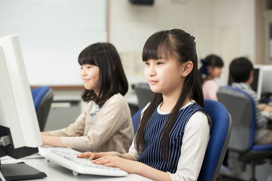 パソコンの授業を受ける小学生