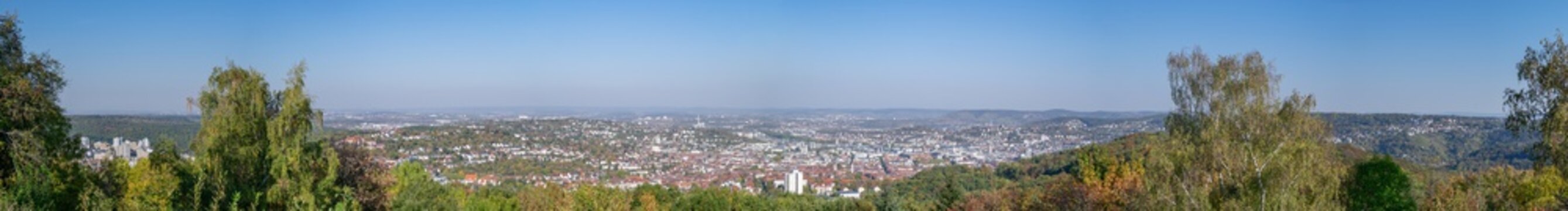 Panorama von Stuttgart vom Birkenkopf aus von Botnang links &uuml;ber die Innenstadt bis Degerloch rechts