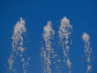 Obraz na płótnie Canvas Water splashes front of the blue sky