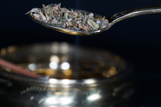 The clary sage is in the dried state very well as a spice for smoking meat and fish
