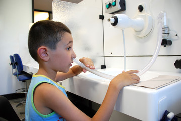 Bambino facendo inalazioni