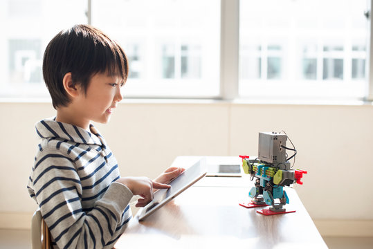 プログラミングを勉強する小学生