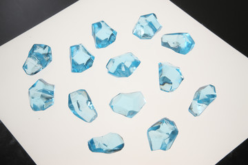 Fototapeta premium Blue Acrylic Gems Isolated on White Background｜白背景に並べた青いアクリルジュエル