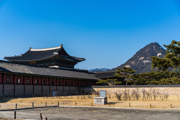 Naklejka premium 경복궁과 인왕산 (Gyeongbok Palace and Mt. In-wang)