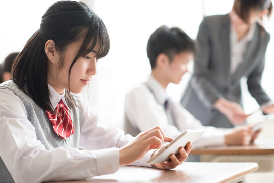タブレットPCで勉強をする女子学生