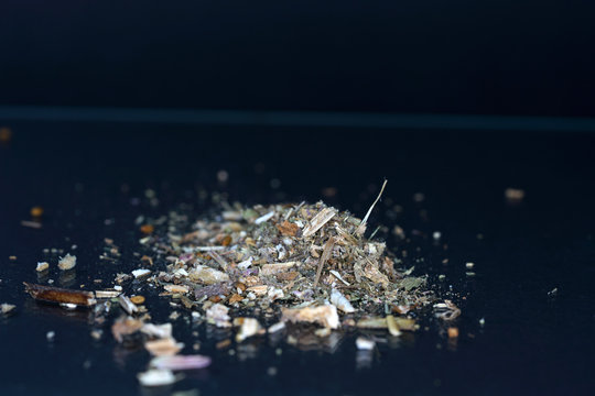 The clary sage is in the dried state very well as a spice for smoking meat and fish
