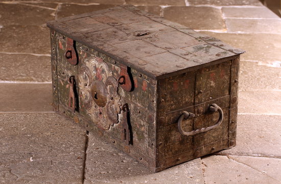 Alte barocke Schatzkiste aus Eisen zum Transport von Geld und Schmuck