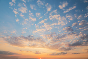 Obraz premium Dramatic sky with cloud at sunset.