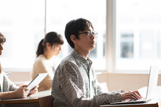 パソコン操作をする男子学生
