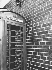Obraz premium London phone booth with brick background