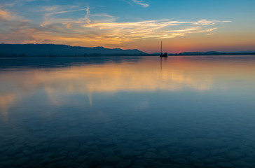Traumhafter Sonnenuntergang im Herbst am schönen Bodensee 