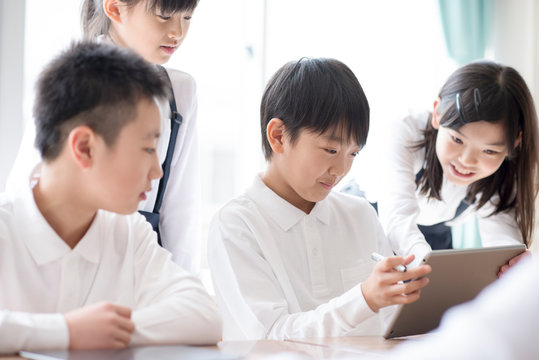 プログラミングの勉強をする小学生 AR