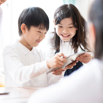 プログラミングの勉強をする小学生　AR