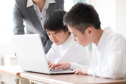 プログラミングの勉強をする小学生