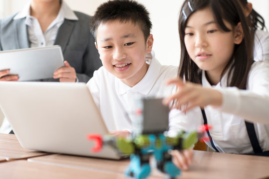 プログラミングの勉強をする小学生