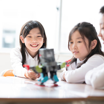 プログラミングの勉強をする小学生